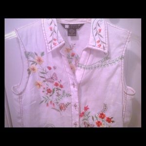 Beautiful embroidered sleeveless top.